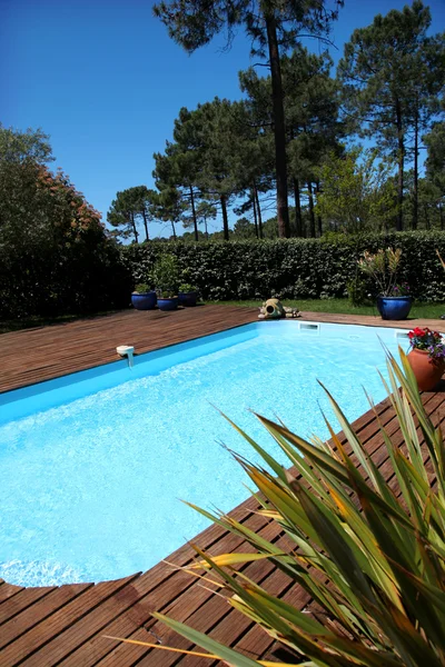 Vista da piscina com teck piso de madeira — Fotografia de Stock