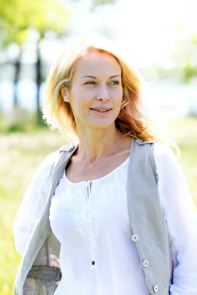 Красивая женщина, стоящая на поле в летнее время — стоковое фото