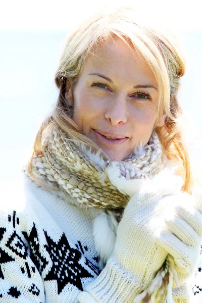 Portret van middelbare leeftijd vrouw in de winter op het strand — Stockfoto
