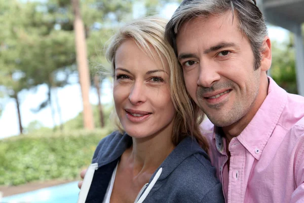 Retrato de casal de meia-idade sentado fora da casa — Fotografia de Stock