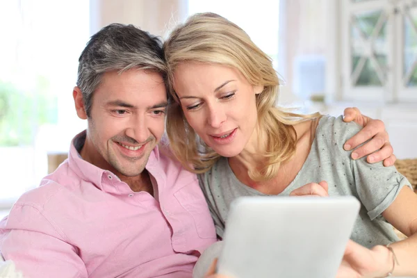 Couple websurfing on internet with tablet — Stock Photo, Image