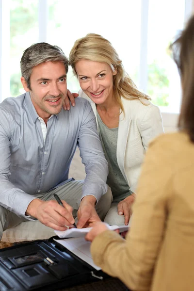 Couple meeting advisor at home — Stock Photo, Image