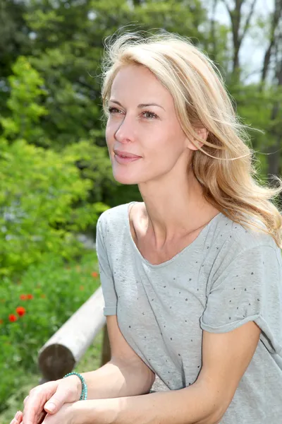 Retrato de mulher loira bonita — Fotografia de Stock