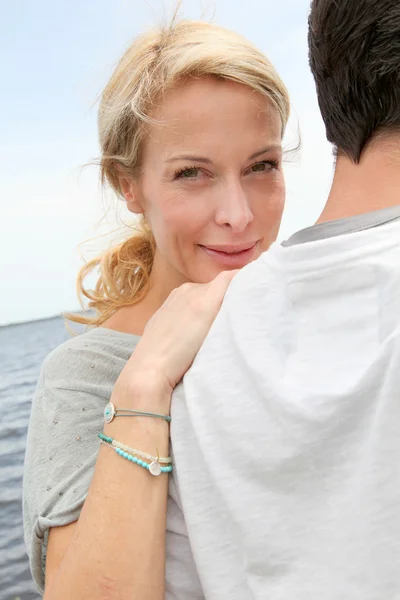 Glückliche Frau entspannt sich auf der Schulter ihres Mannes — Stockfoto