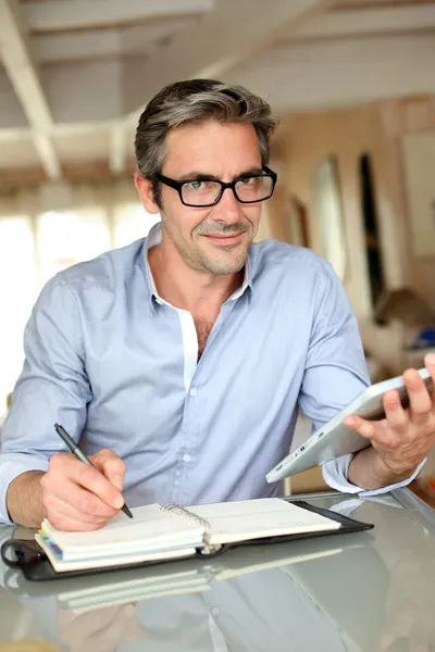 Beau homme d'affaires avec des lunettes de travail à la maison — Photo