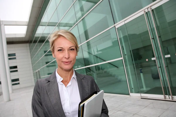 Mulher de negócios madura em pé na frente do edifício moderno — Fotografia de Stock