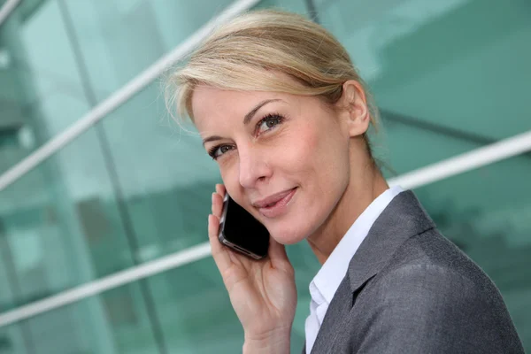 Close up van Midden leeftijd vrouw praten over cellphone — Stockfoto