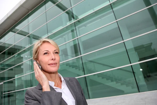 Primer plano de la mujer de mediana edad hablando por teléfono celular —  Fotos de Stock