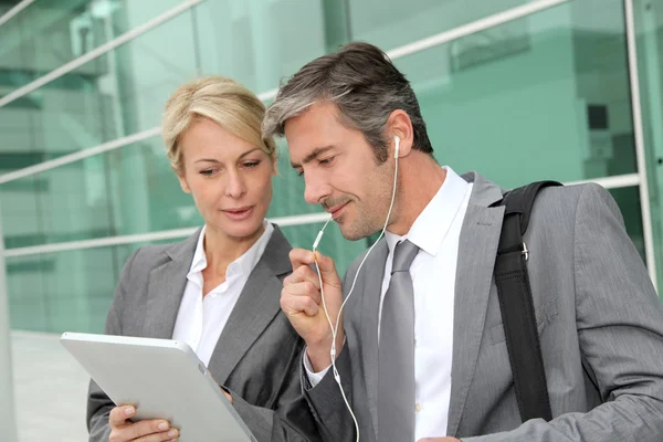 Business team meeting outside with tablet — Stock Photo, Image