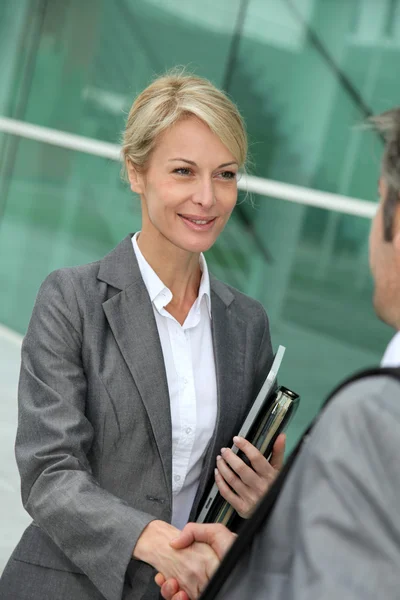 Primer plano de la mujer de ventas estrechando la mano al patrón de negocio — Foto de Stock