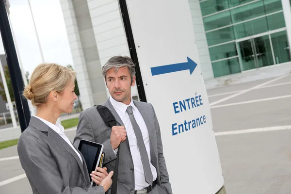 Business team andare a una fiera — Foto Stock