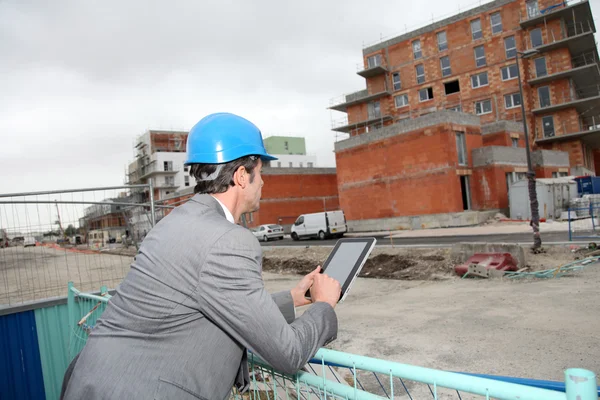 Építész segítségével elektronikus tabletta, az építési telek — Stock Fotó