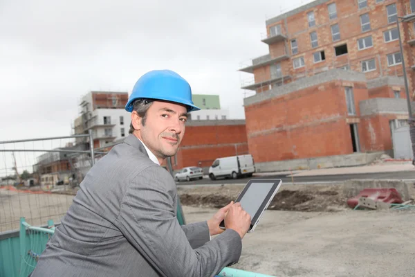Архитектор с помощью электронного планшета на строительной площадке — стоковое фото