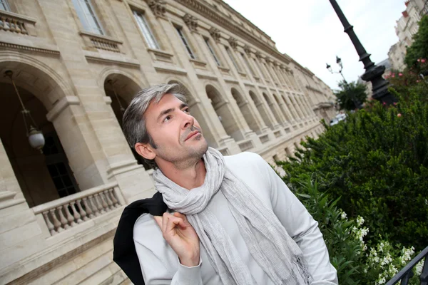 Portret van knappe middelste leeftijd man in de stad — Stockfoto