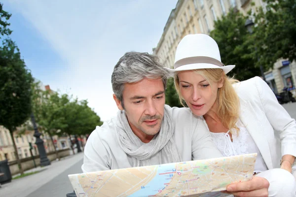 Coppia di mezza età guardando la mappa della città — Foto Stock