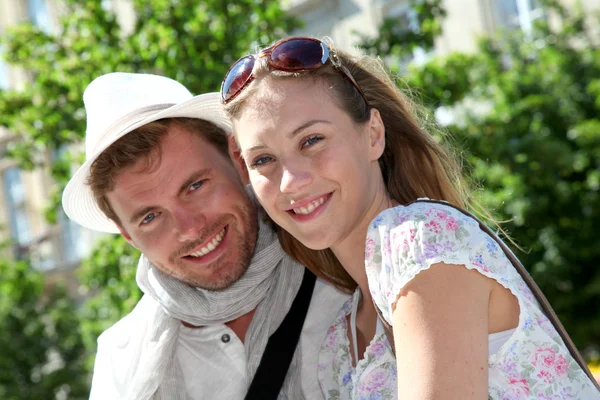 Casal sorridente de amantes que visitam a cidade no verão Imagem De Stock