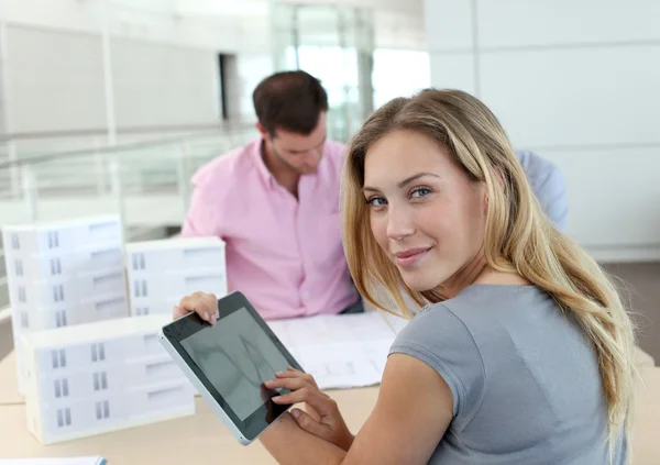 Schöne Frau im Büro mit elektronischem Tablet Stockbild