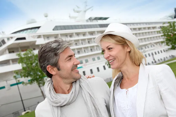 Happy romantic couple standing in front of cruise boat — Stock Photo, Image