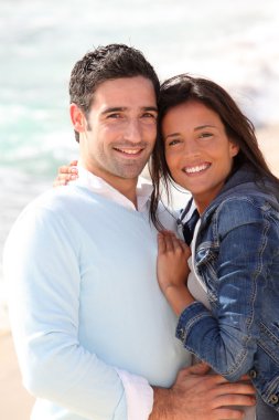 Romantik Çift Sahilde yürüyüş