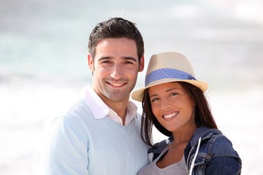 Romantik Çift Sahilde yürüyüş