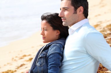 kumlu bir plaj rahatlatıcı Çift