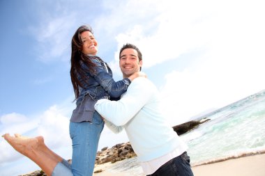 adam sahilde kız ayağa kaldırma