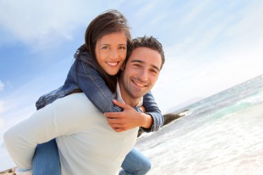 Atçılık plajda kız arkadaşına veren adam