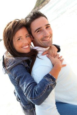 Atçılık plajda kız arkadaşına veren adam