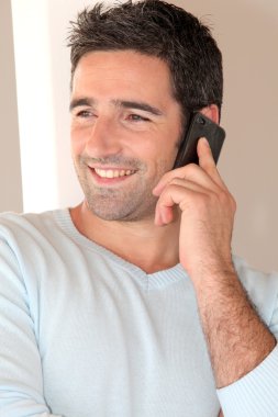 cep telefonda konuşan adam portresi