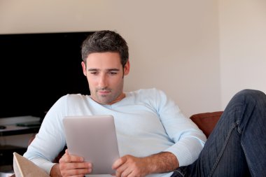 adam websurfing dijital tablet ile internet üzerinde