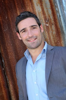 sac metal duvarın önünde duran işadamı