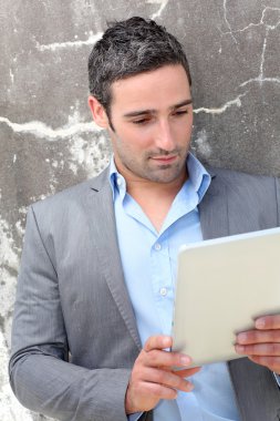 ofis dışında elektronik tablet kullanarak iş adamı