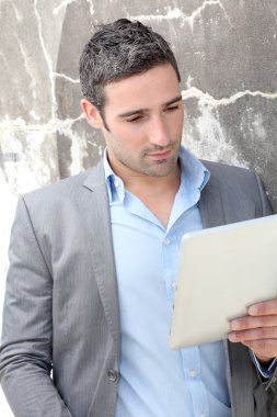 ofis dışında elektronik tablet kullanarak iş adamı