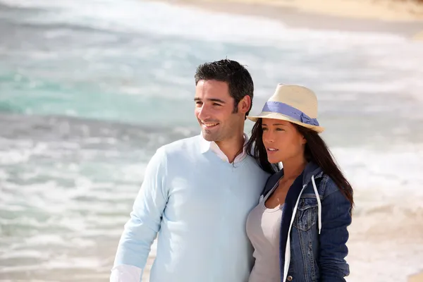 ロマンチックなカップルはビーチを歩いて — ストック写真