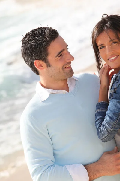 Romantisches Paar zu Fuß am Strand — Stockfoto