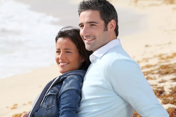 Pareja relajándose en una playa de arena — Foto de Stock