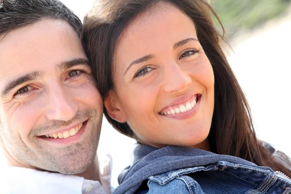 Retrato de feliz jovem casal — Fotografia de Stock