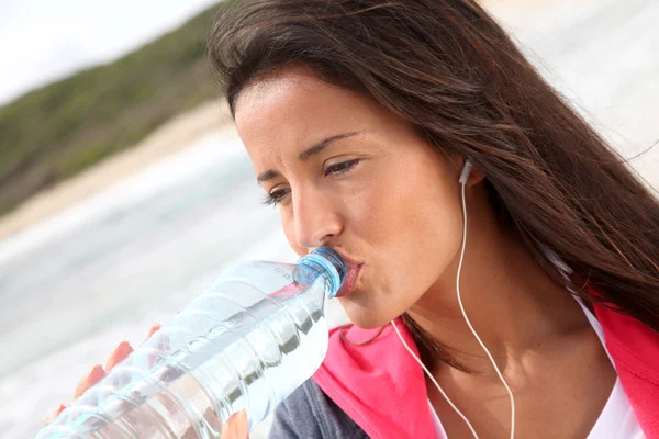 Portret jogger picia wody z butelki — Zdjęcie stockowe