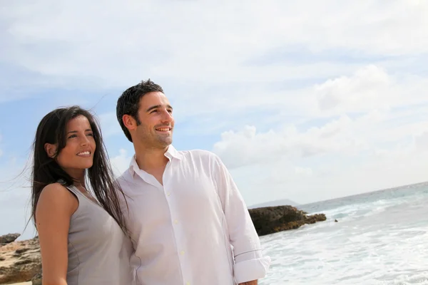 Happy couple walking by caribbean beach — Stock Photo, Image