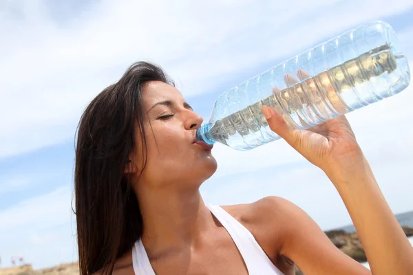 Porträt einer attraktiven Frau, die draußen eine Flasche Wasser hält — Stockfoto