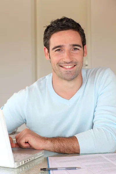 Retrato de homem sorridente que trabalha em casa — Fotografia de Stock