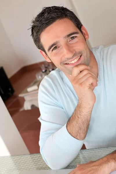 Портрет улыбающегося мужчины, работающего из дома — стоковое фото