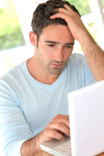 男人在家里用笔记本电脑连接上互联网 — 图库照片