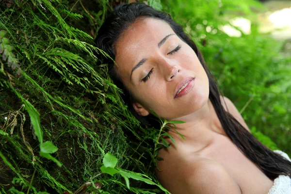Attractive young woman in natural vegetation — Stock Photo, Image