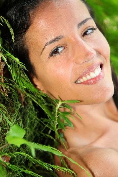 Aantrekkelijke jonge vrouw in natuurlijke vegetatie — Stockfoto