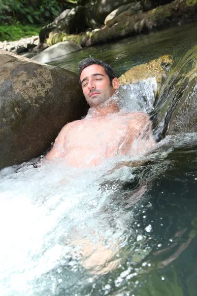 Primo piano di uomo godendo, fiume acqua termale — Foto Stock