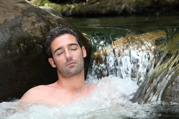 Primer plano del hombre relajándose en el spa natural del río —  Fotos de Stock