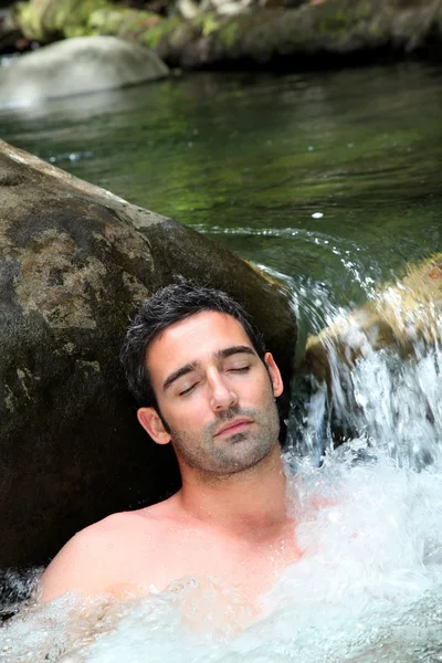男人轻松自然河温泉的特写 — 图库照片