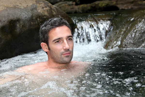 Primer plano del hombre bañándose en agua natural del río —  Fotos de Stock