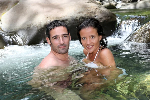 Nahaufnahme eines fröhlichen Paares beim Baden im Fluss — Stockfoto